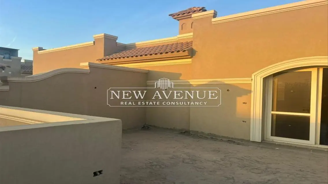Ready to move Twin house directly pool view