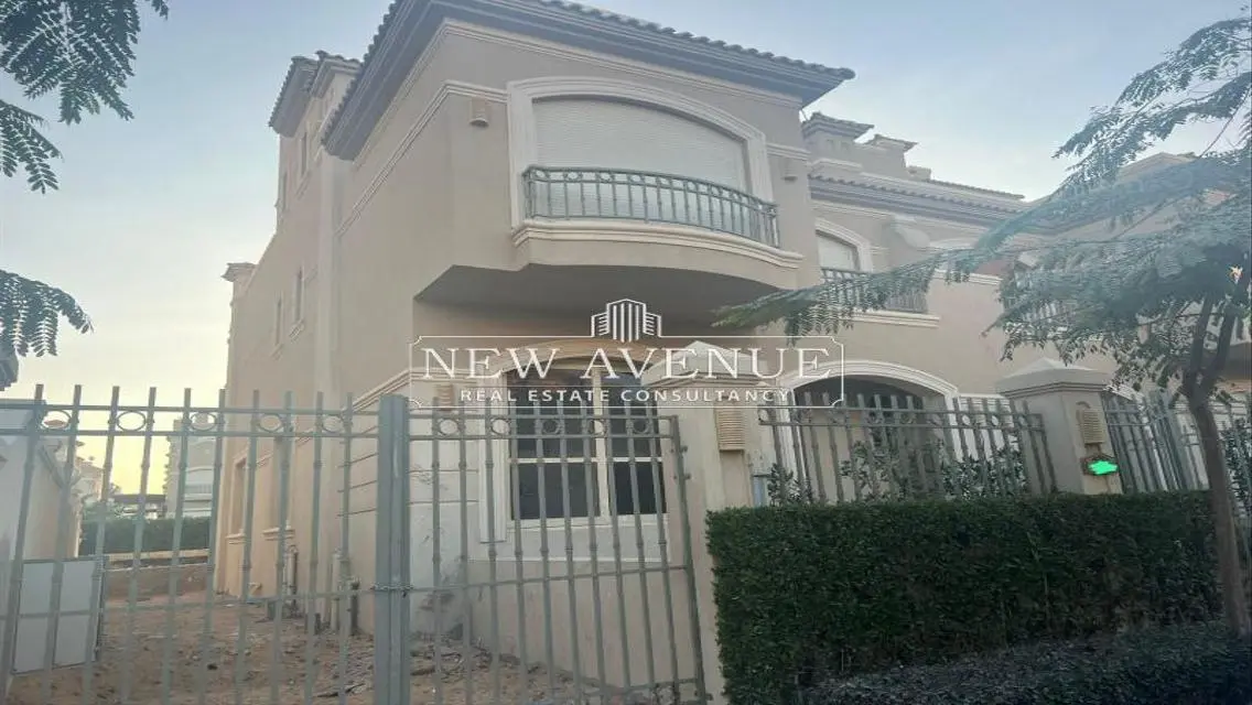 Ready to move Twin house directly pool view
