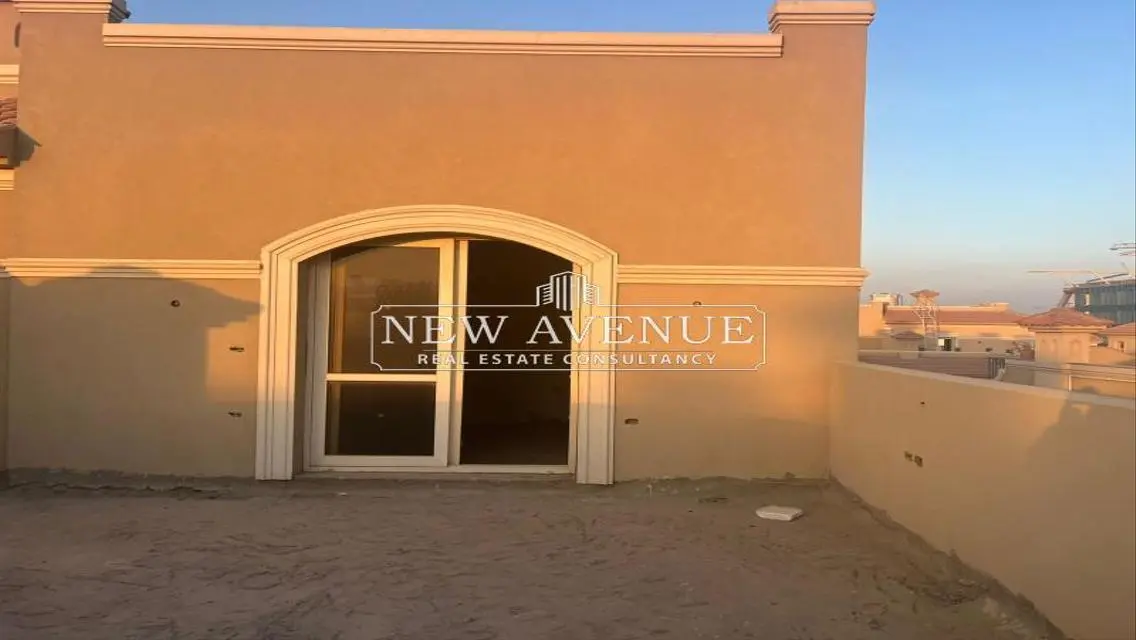 Ready to move Twin house directly pool view