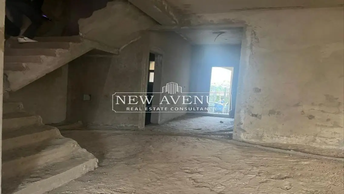 Ready to move Twin house directly pool view