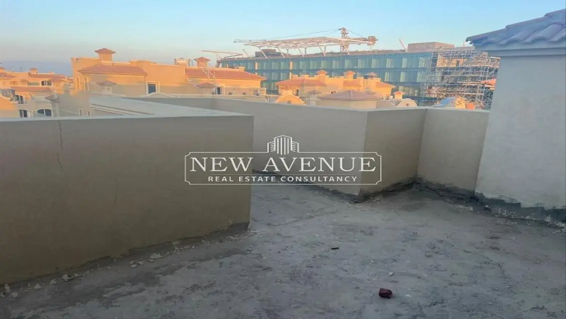 Ready to move Twin house directly pool view