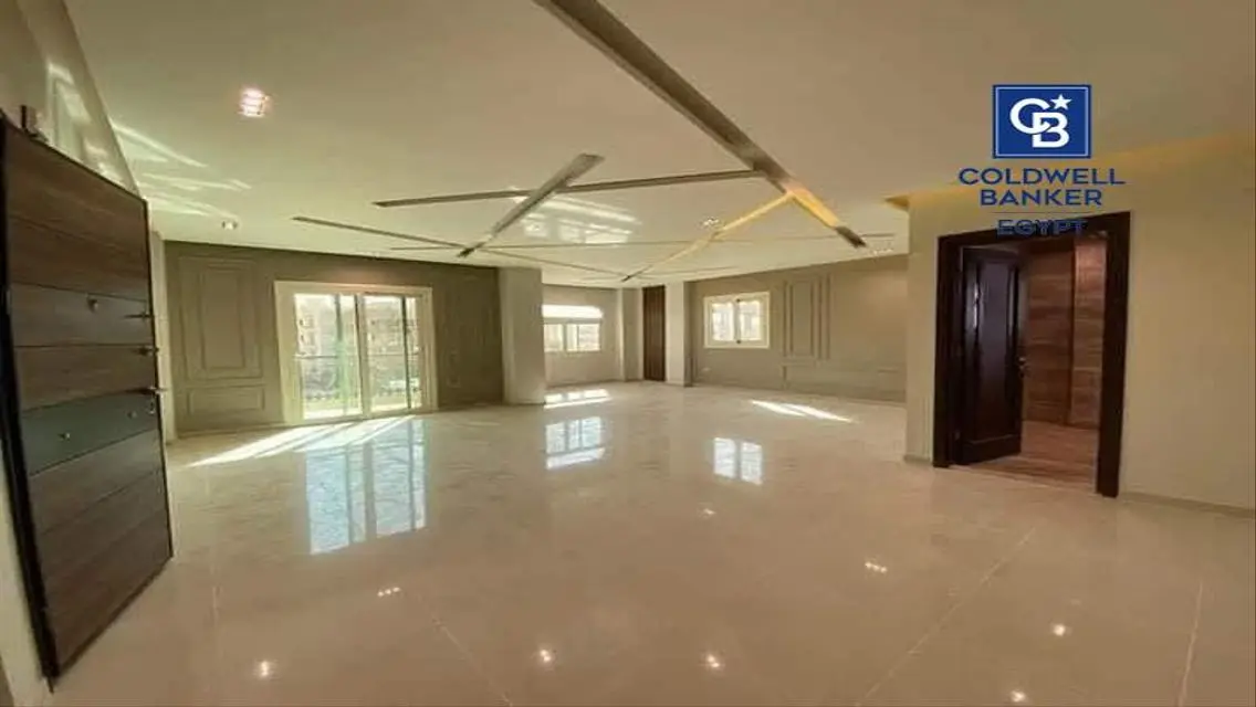 شقة فاخرة بأربعة غرف نوم مع حديقة خاصة ومسبح