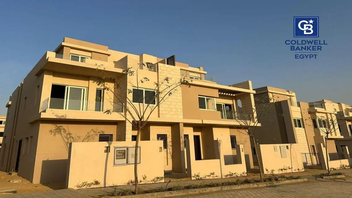 شقة فاخرة بأربعة غرف نوم مع حديقة خاصة ومسبح
