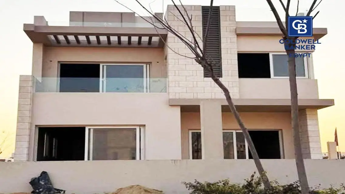 شقة فاخرة بأربعة غرف نوم مع حديقة خاصة ومسبح