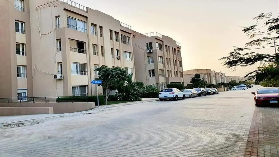 3غرف و2حمام موقع مميز بالكمبوند 2تكييف ومطبخ