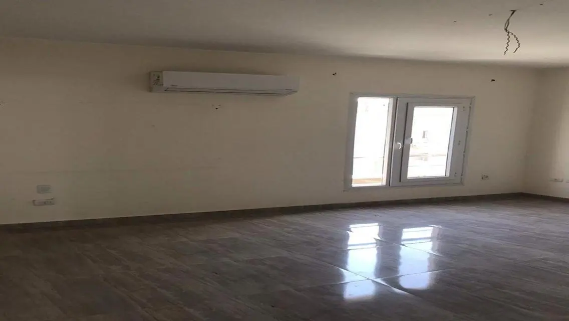 3غرف و2حمام موقع مميز بالكمبوند 2تكييف ومطبخ