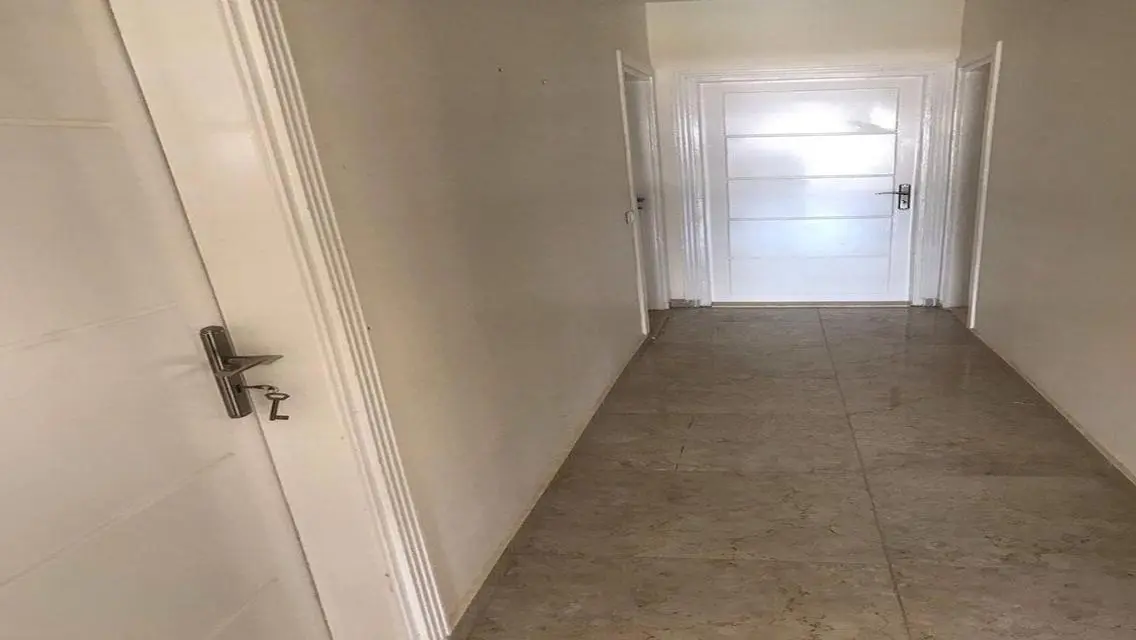 3غرف و2حمام موقع مميز بالكمبوند 2تكييف ومطبخ