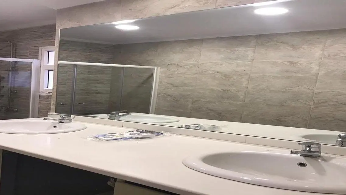 3غرف و2حمام موقع مميز بالكمبوند 2تكييف ومطبخ