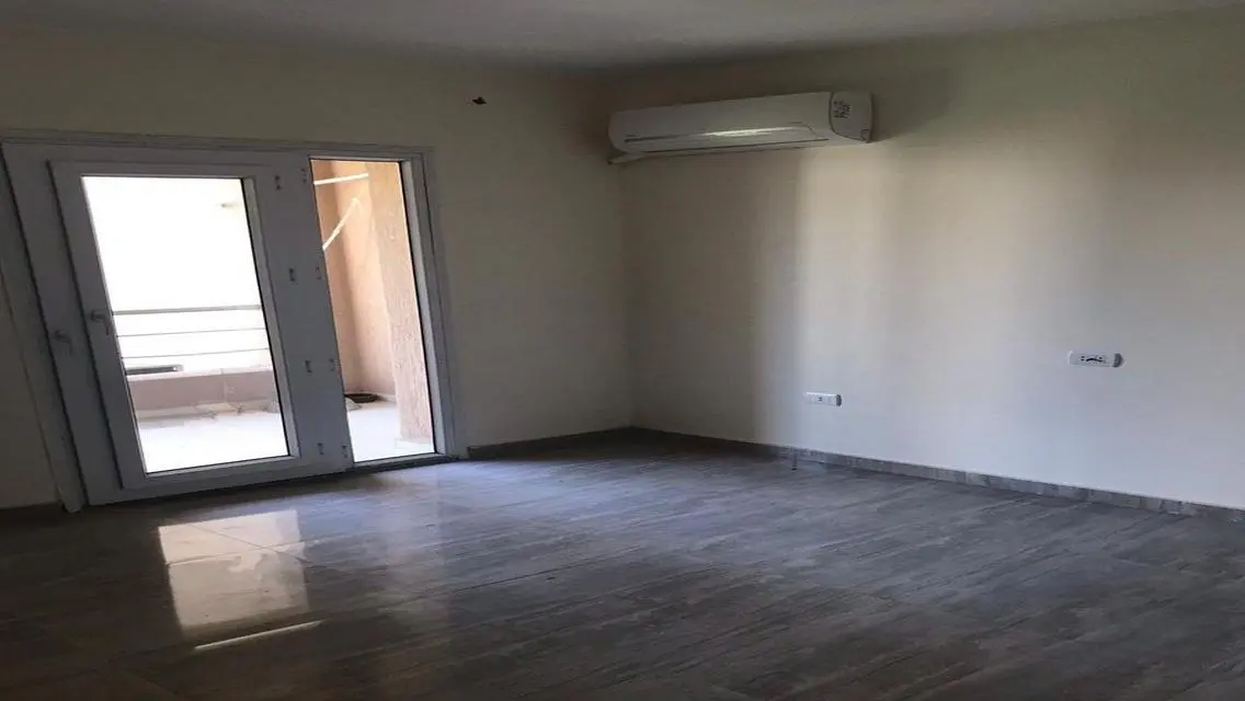 3غرف و2حمام موقع مميز بالكمبوند 2تكييف ومطبخ