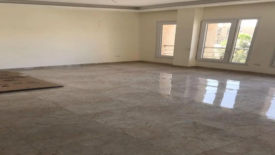 3غرف و2حمام موقع مميز بالكمبوند 2تكييف ومطبخ