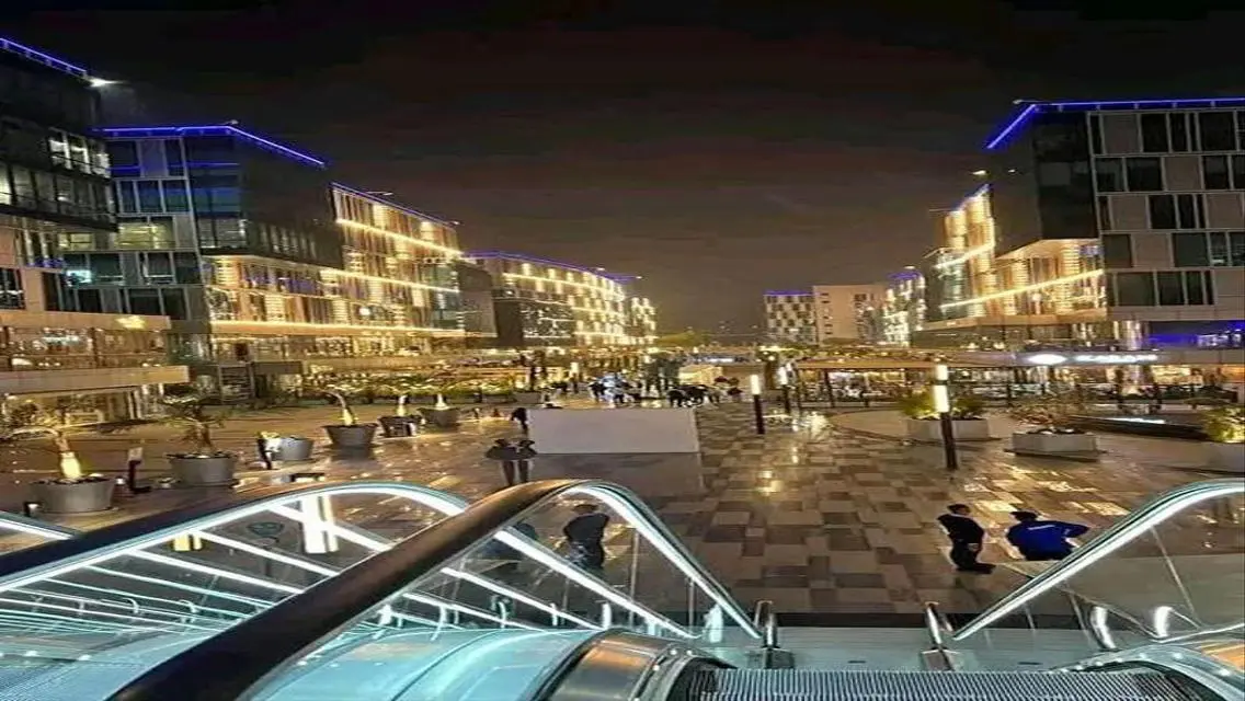 محل بجوار المدخل الرئيسي للمول وبجانب مجمع البنوك