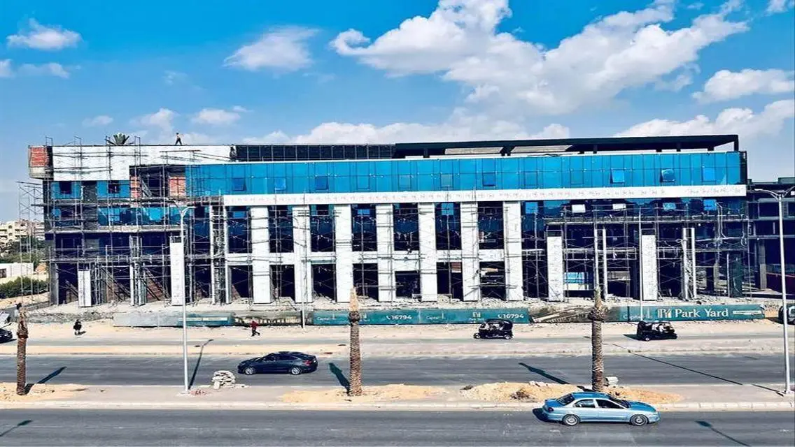 محل بجوار المدخل الرئيسي للمول وبجانب مجمع البنوك