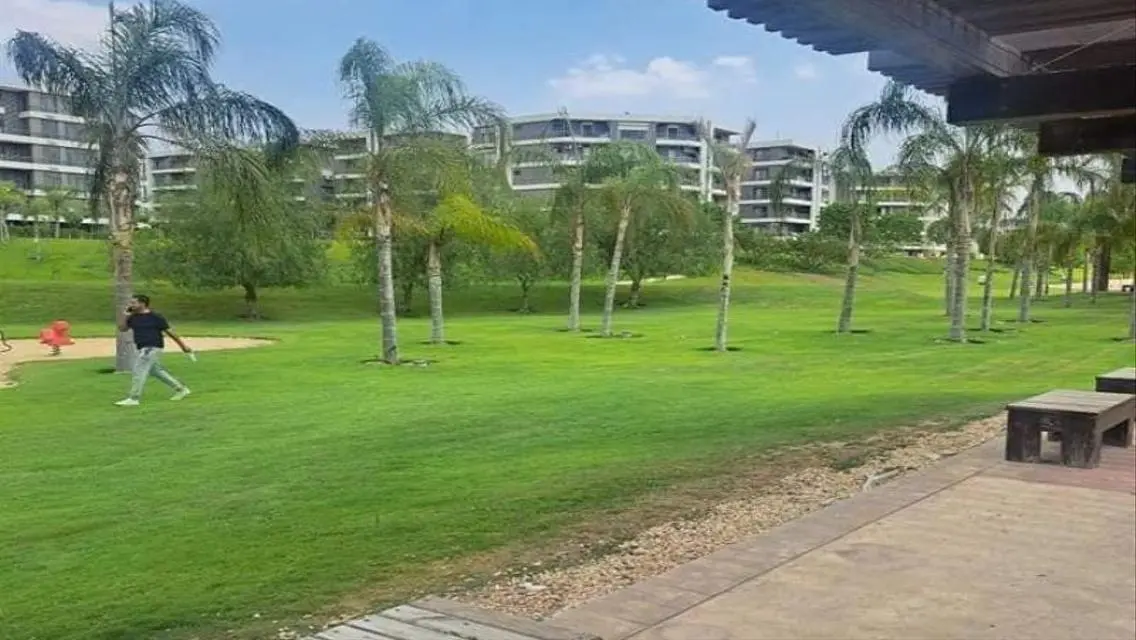 شقه للبيع بحري بفيو علي lagoon بتاج سيتي