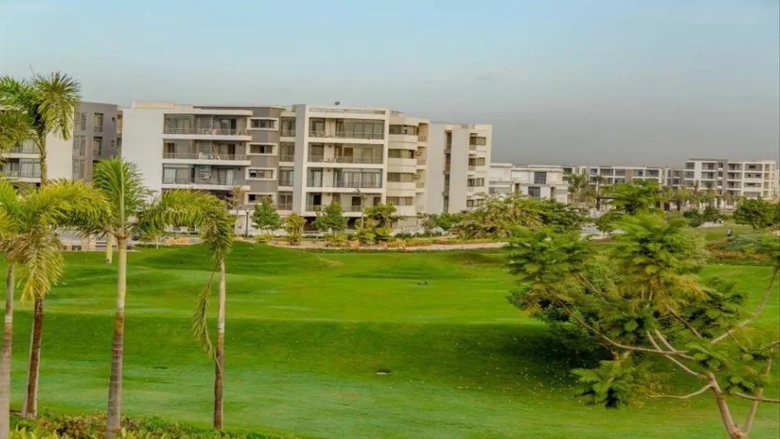 شقه للبيع بحري بفيو علي lagoon بتاج سيتي