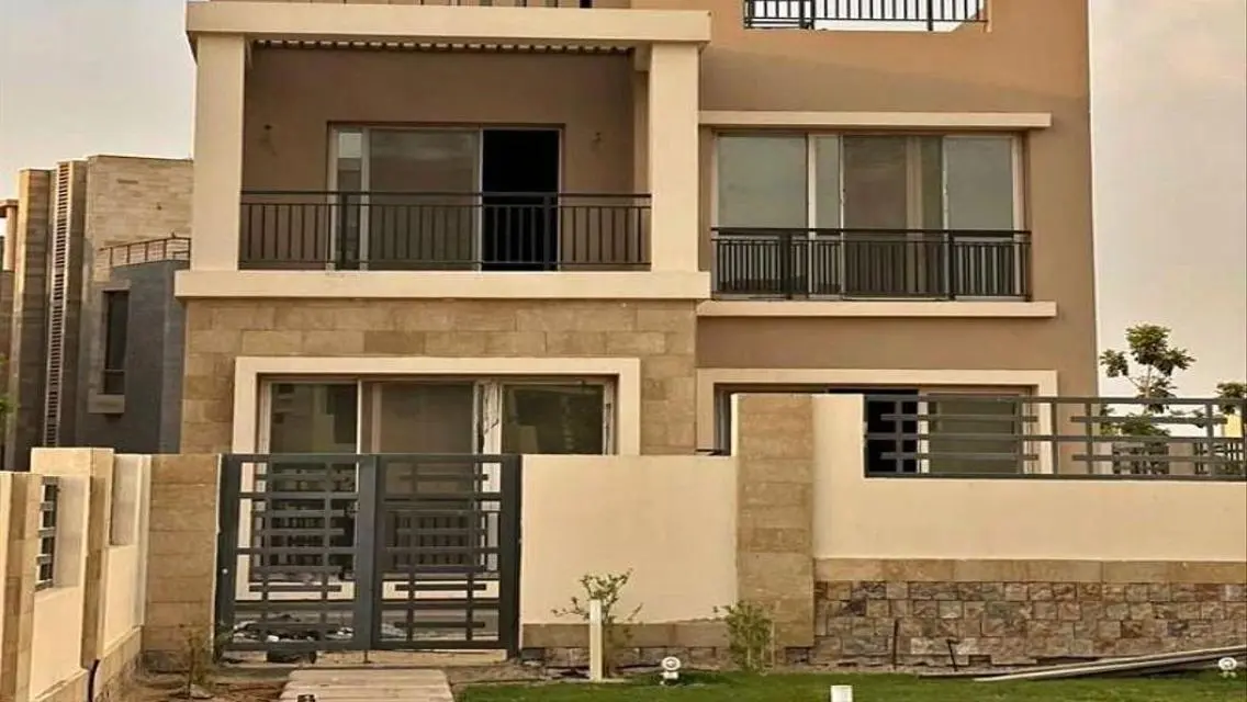 Villa view on 3 facades front of Kempinski Hotel