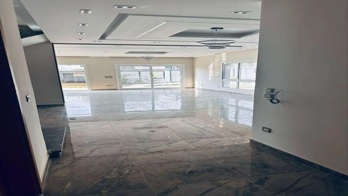 فيلا للايجار بالمطبخ و التكييفات في التجمع الخامس