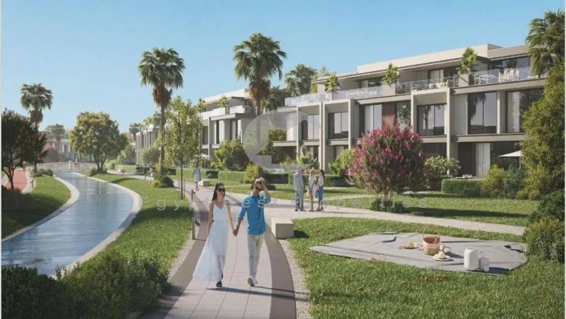 Town house with 10y installments in Palm Hills