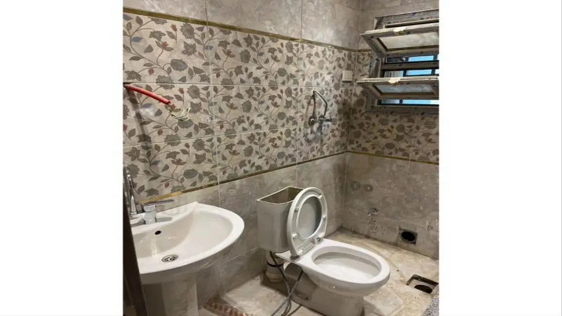 شقه للايجار في كمبوند تيجان 2 اول سكن للعروسين