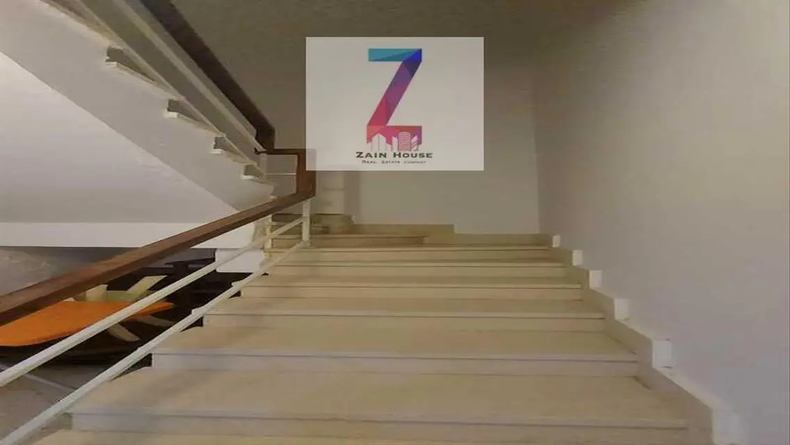 بنتهاوس بسلم داخلى بحرى يرى البحر فيو حمام سباحه