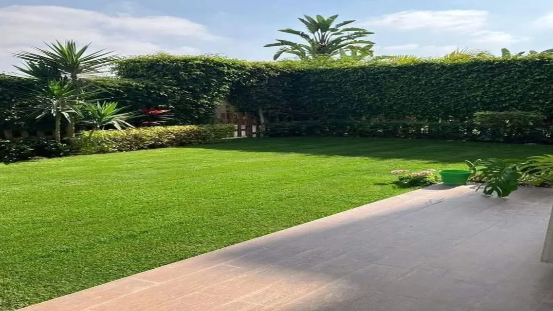 فيلا فاخرة بمساحة شاسعة مع حديقة خاصة ومسبح