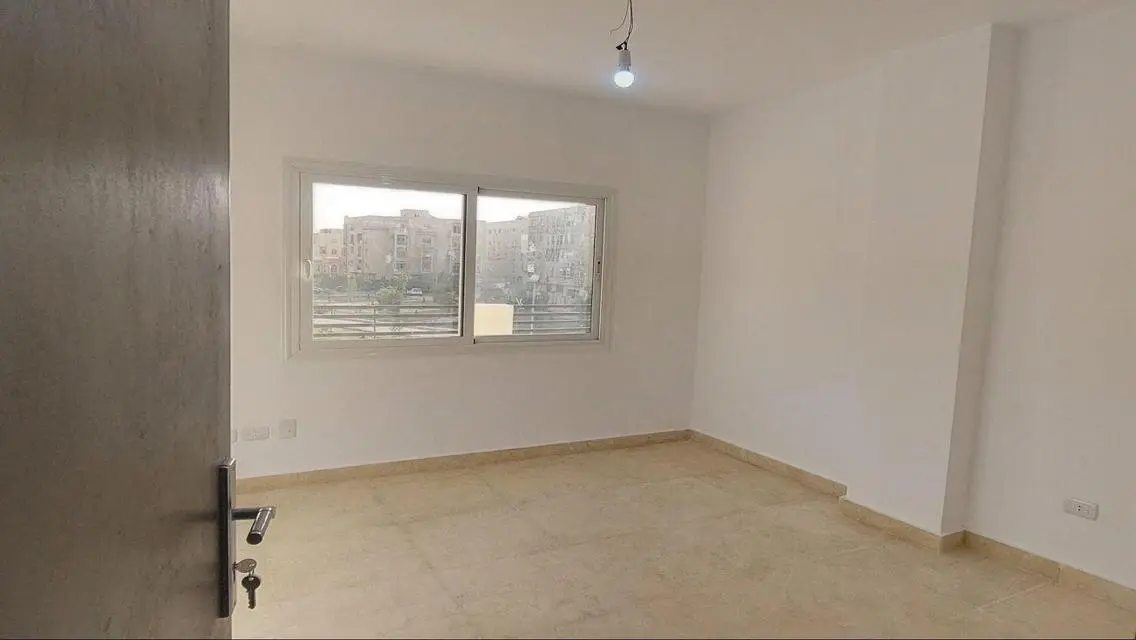 شقة للإيجار ٢٠٠ متر ٣ غرف نوم غرب ارابيلا بالتجمع