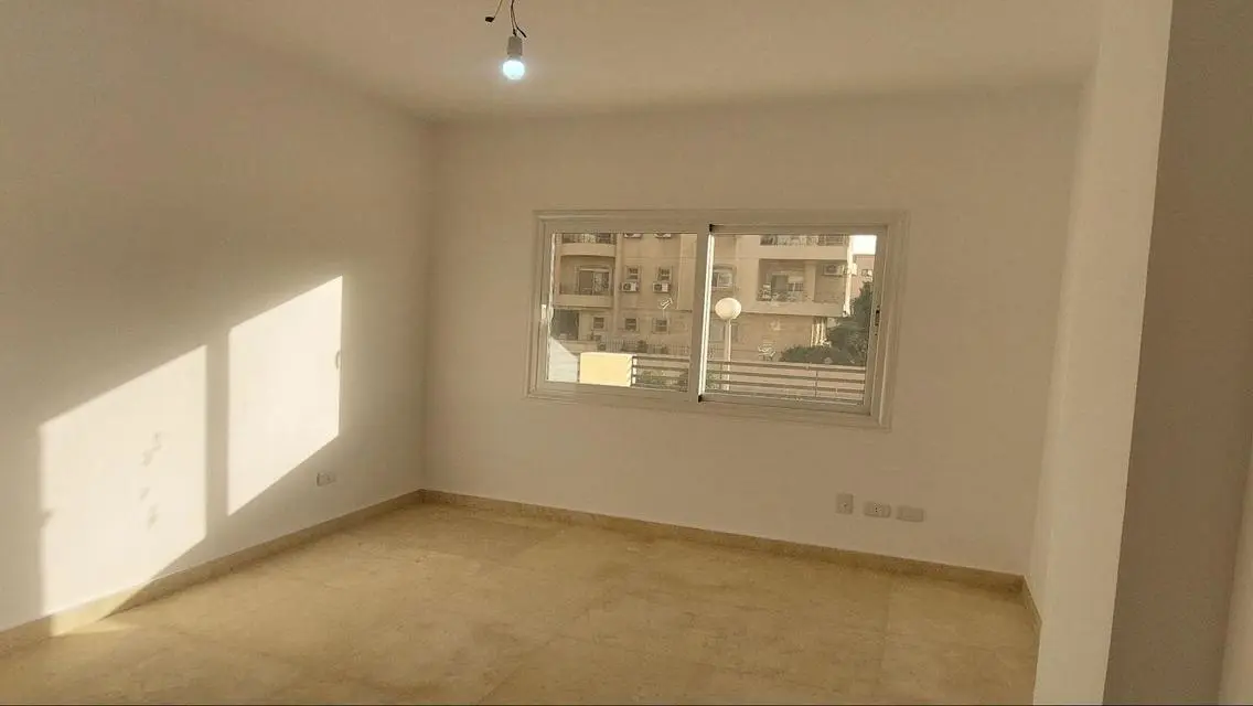 شقة للإيجار ٢٠٠ متر ٣ غرف نوم غرب ارابيلا بالتجمع