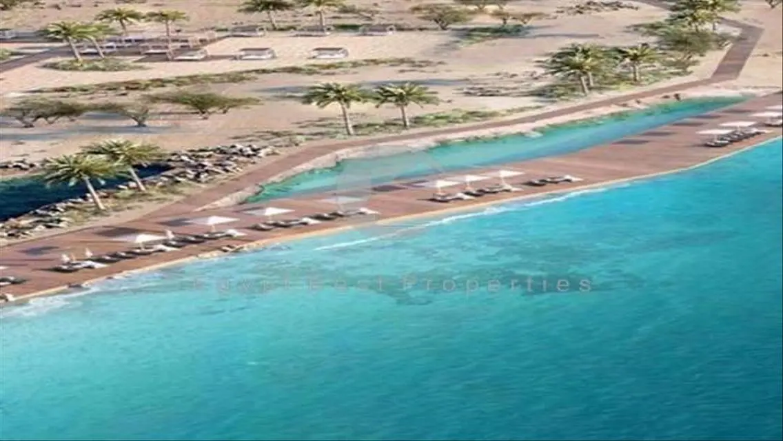 ريسيل واتر شالية متشطب علي اللاجون في سيلفر ساندز