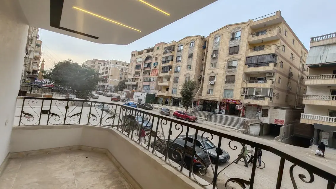 واجهة ٢٠٠ بحري على شارع رئيسي ألترا لوكس موقع مميز
