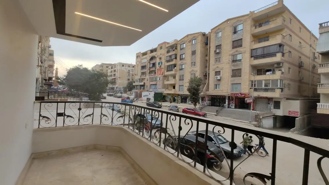 واجهة ٢٠٠ بحري على شارع رئيسي ألترا لوكس موقع مميز