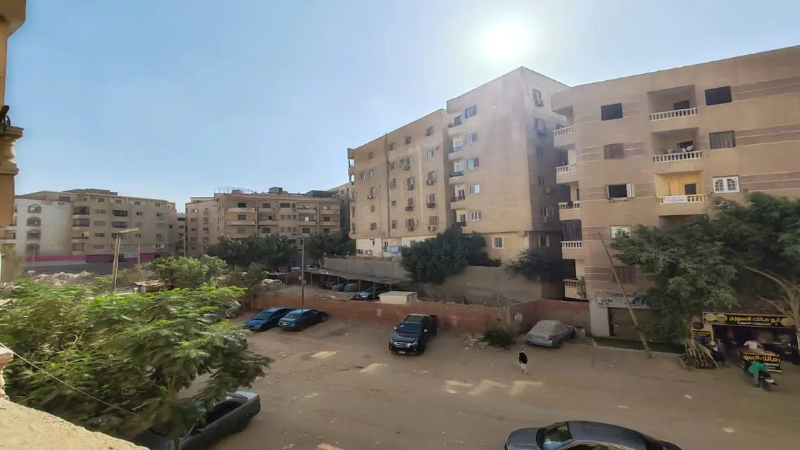 فرصة بسعر زمان شقه ٢٤٠م دور تالت على شارع رئيسي 
