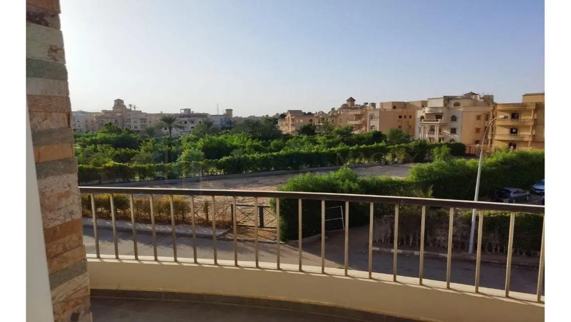 فيلا فاخرة للبيع - 6 غرف نوم بمساحة كبيرة