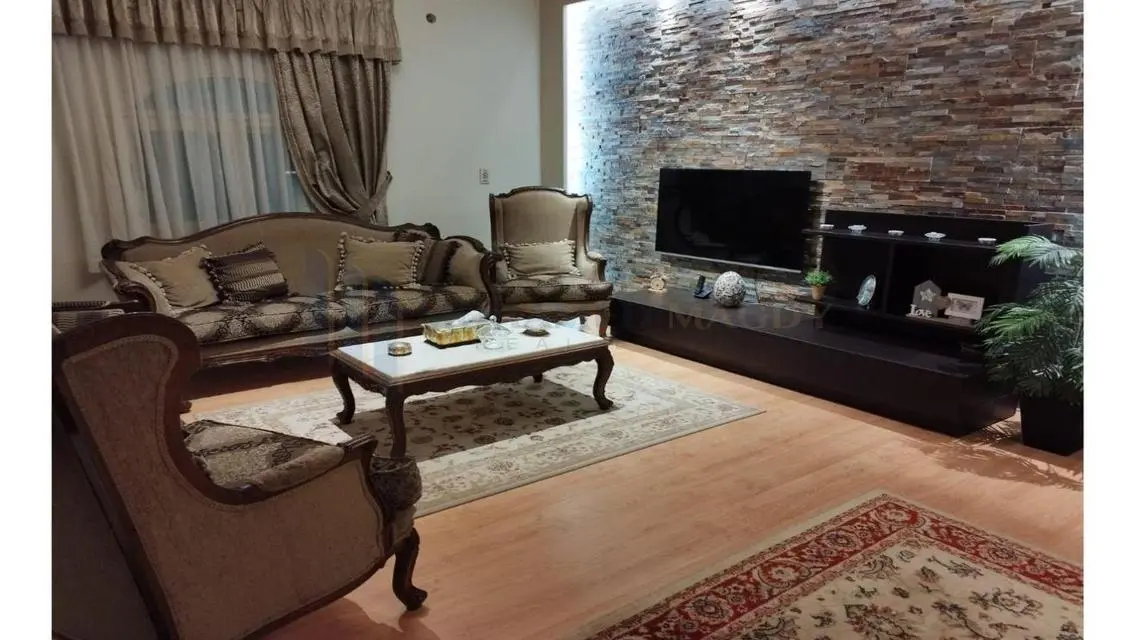 فيلا فاخرة للبيع - 6 غرف نوم بمساحة كبيرة
