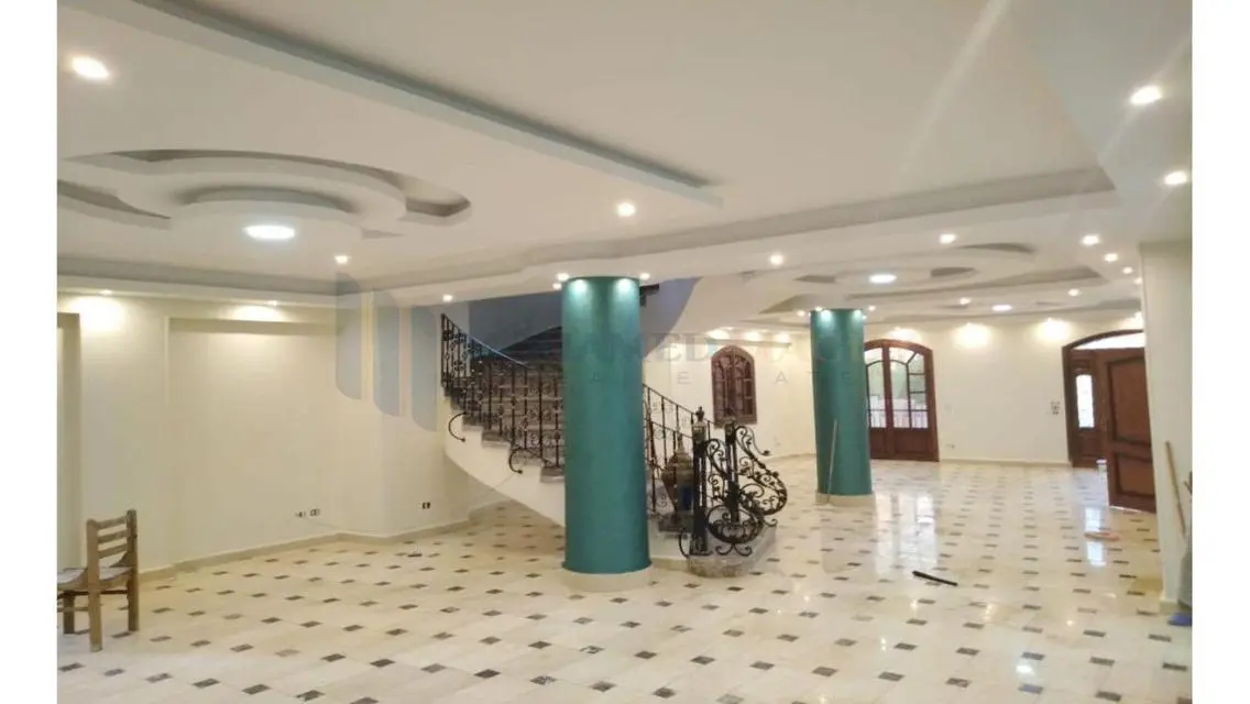 شقة فاخرة بمساحة كبيرة مع حديقة خاصة