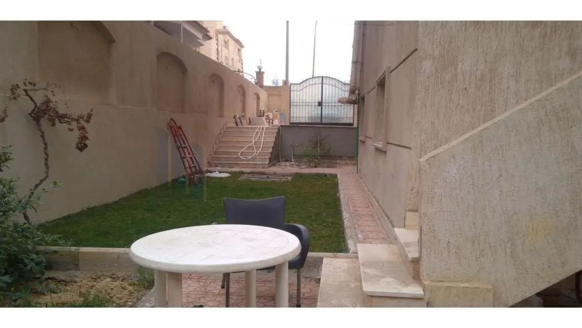 شقة فاخرة بمساحة كبيرة مع حديقة خاصة