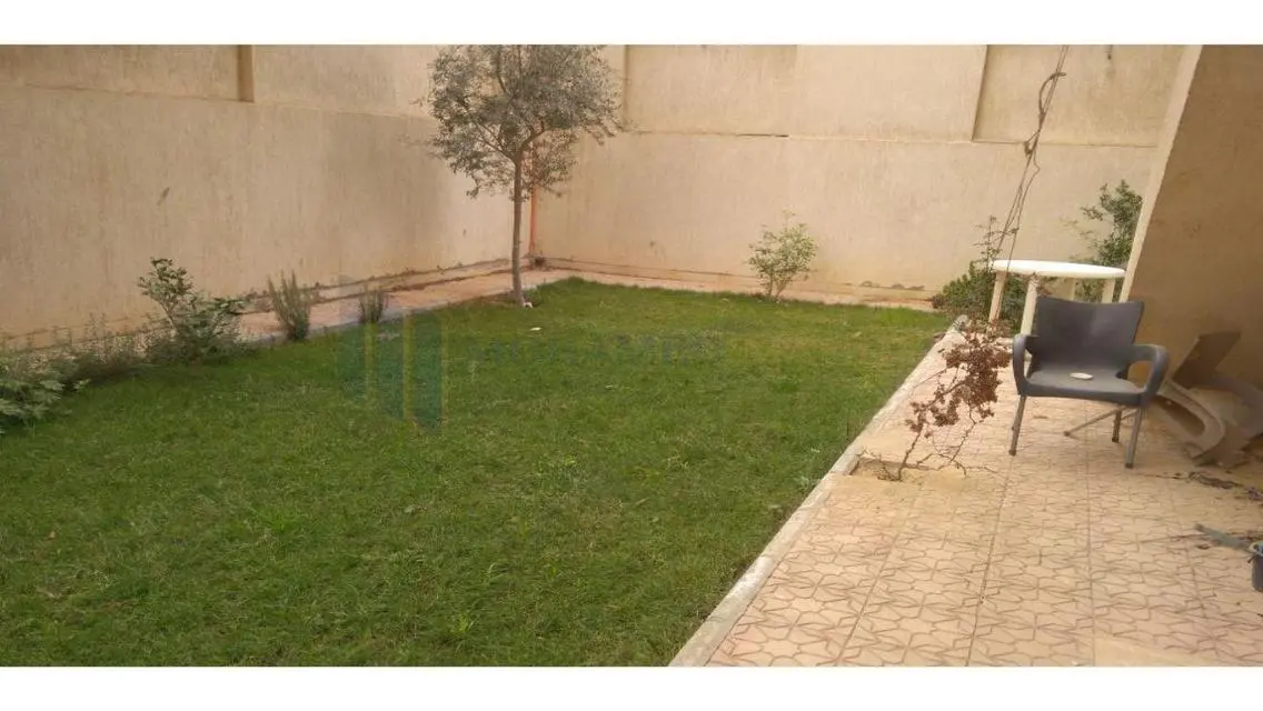 شقة فاخرة بمساحة كبيرة مع حديقة خاصة
