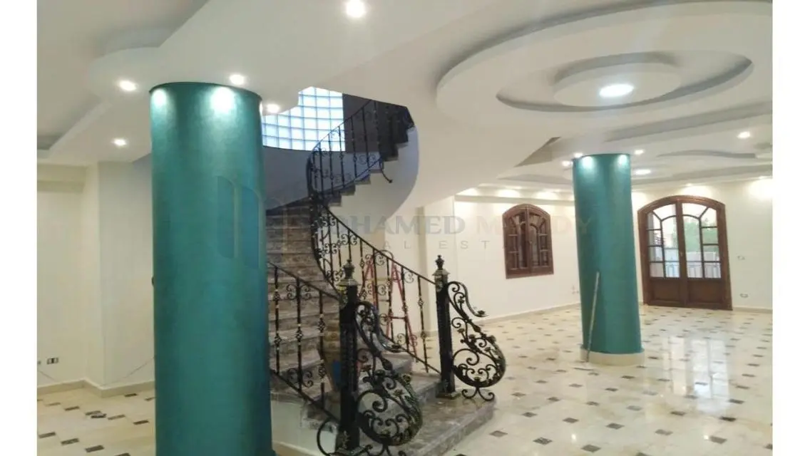 شقة فاخرة بمساحة كبيرة مع حديقة خاصة