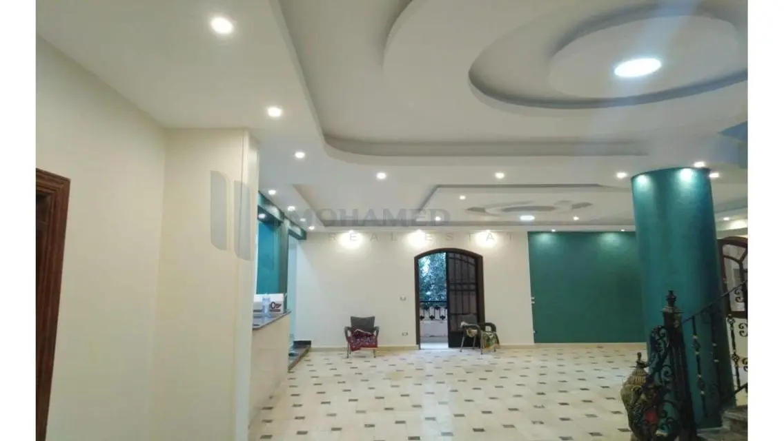 شقة فاخرة بمساحة كبيرة مع حديقة خاصة