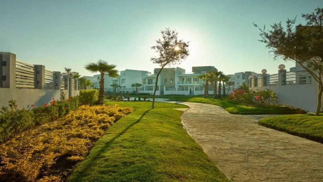 Ready to move 641m villa+garden Almihwar (Inst)