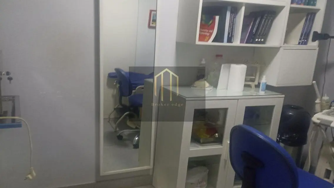 عيادة للبيع مكيفة من شارع الثورة والحرية