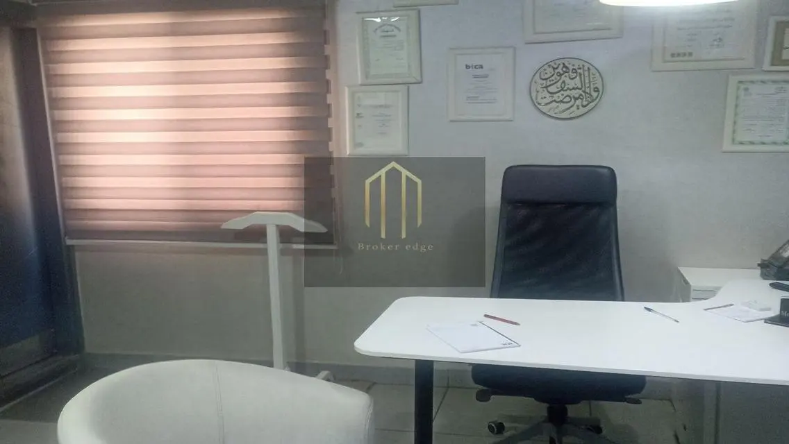 عيادة للبيع مكيفة من شارع الثورة والحرية