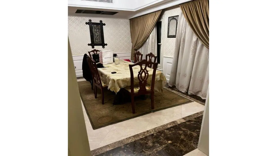 شقة فاخرة للبيع بمساحة 430 متر