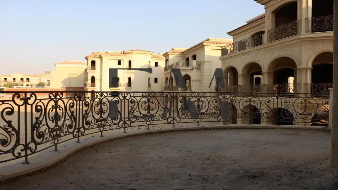 للبيع فيلا متشطبه فى كمبوند فيلار بحمام سباحه خاص
