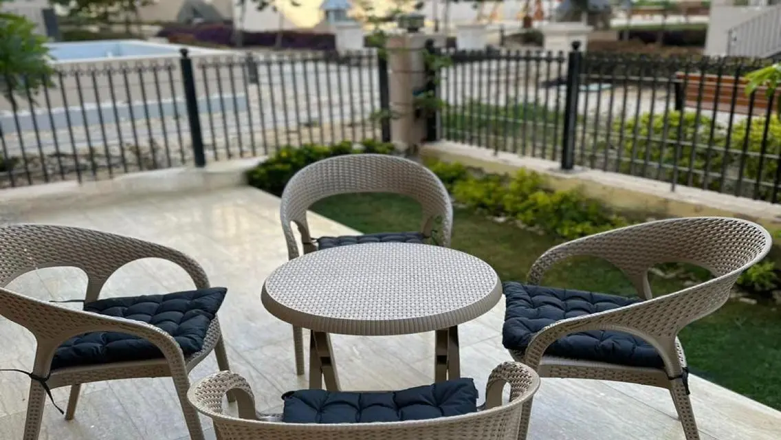 شقه ارضي بجاردن مفروشه مودرن للايجار في هايد بارك