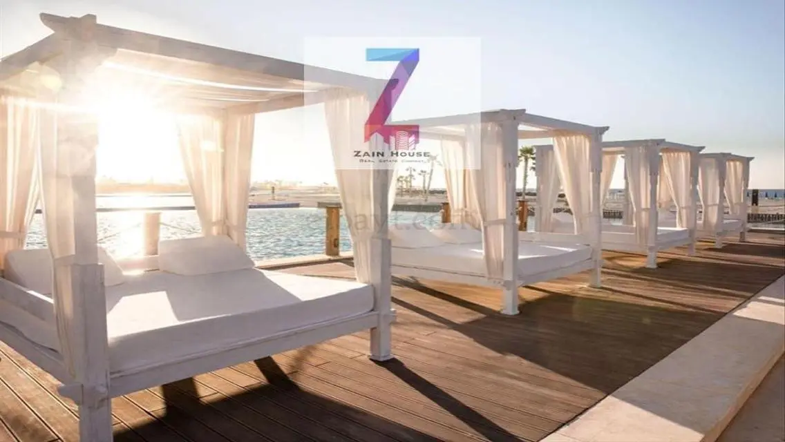 furnished villa close to the sea, third row