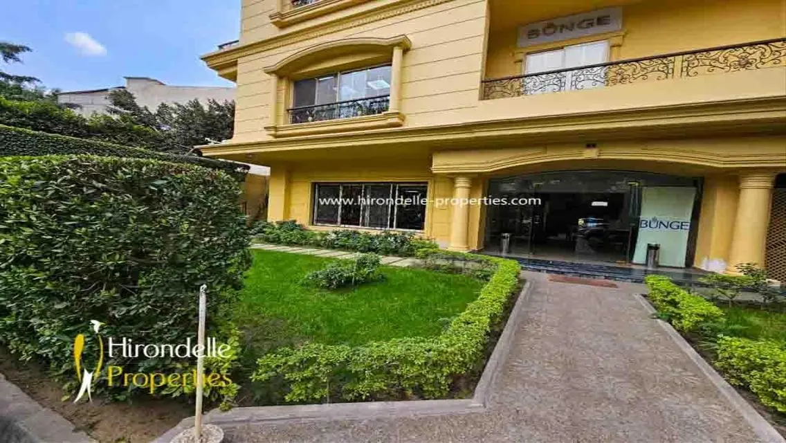 عقار مميز للبيع مع غرف اجتماعات وردهة