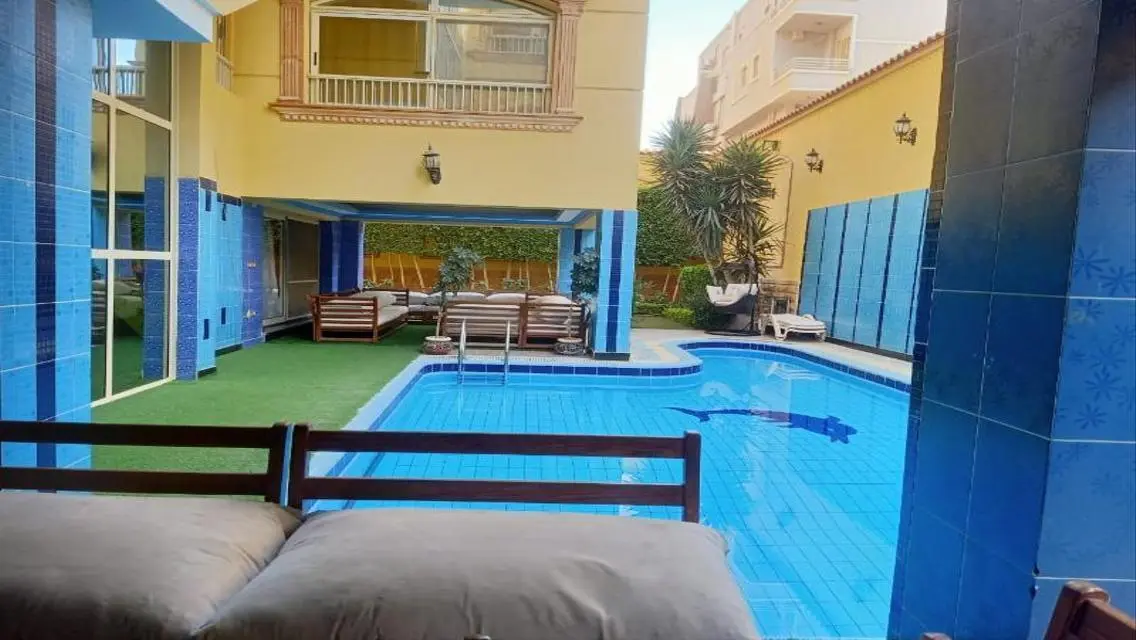 فيلا فاخره بحمام سباحه بموقع متميز فى غرب سوميد