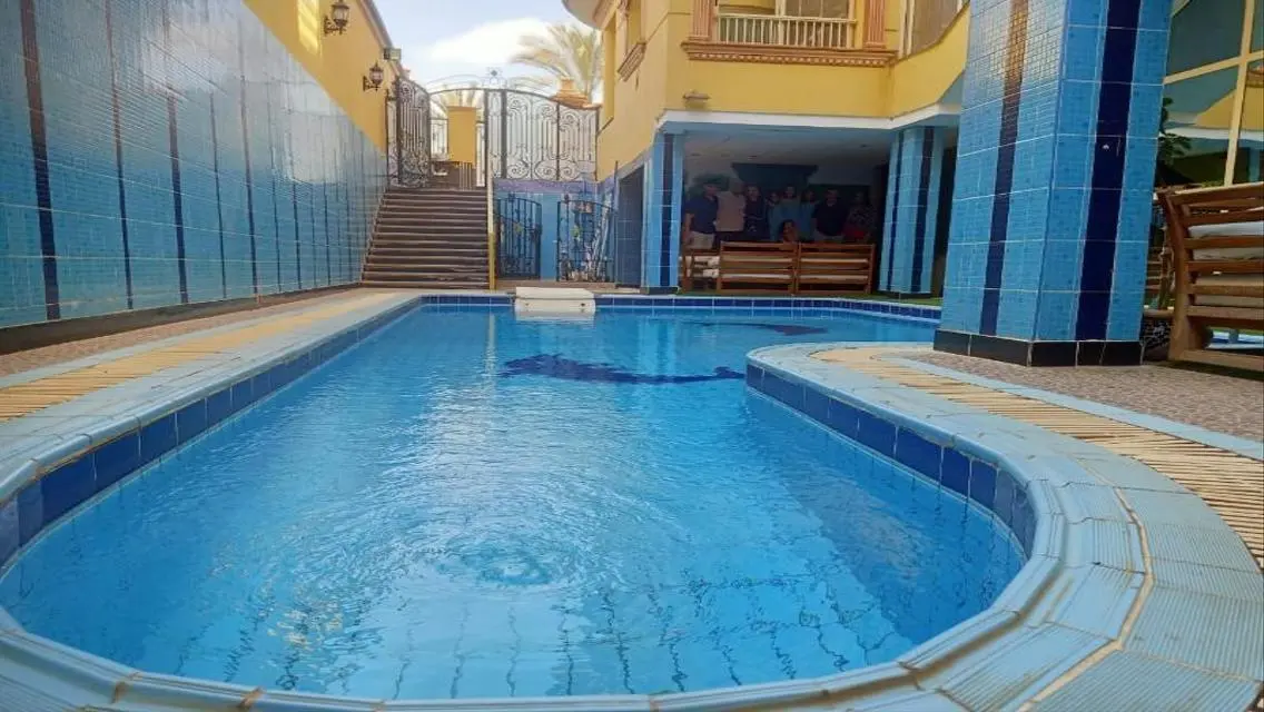 فيلا فاخره بحمام سباحه بموقع متميز فى غرب سوميد