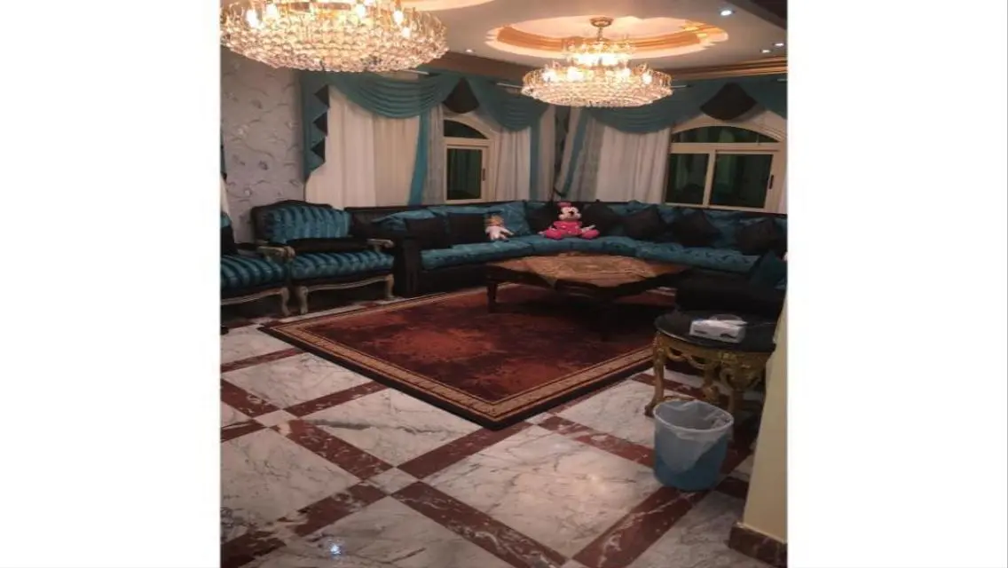 فيلا فاخره بحمام سباحه بموقع متميز فى غرب سوميد