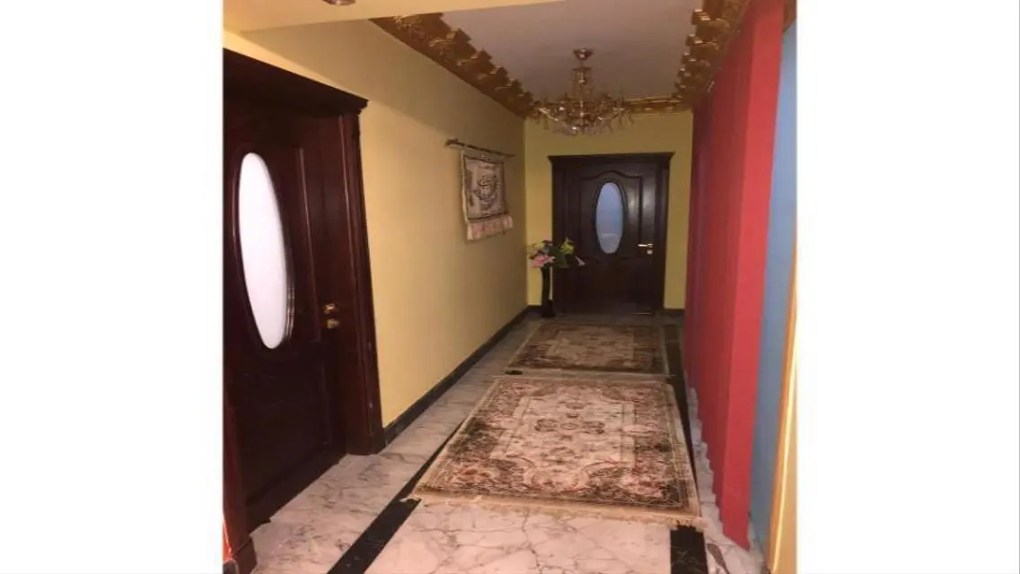 فيلا فاخره بحمام سباحه بموقع متميز فى غرب سوميد