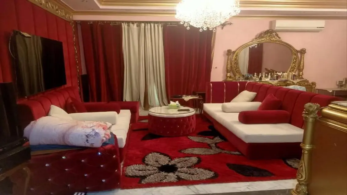 فيلا فاخره بحمام سباحه بموقع متميز فى غرب سوميد